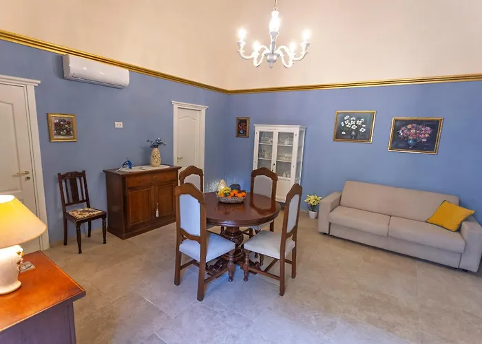 Old House - Historic Beauty Home, Apartmán